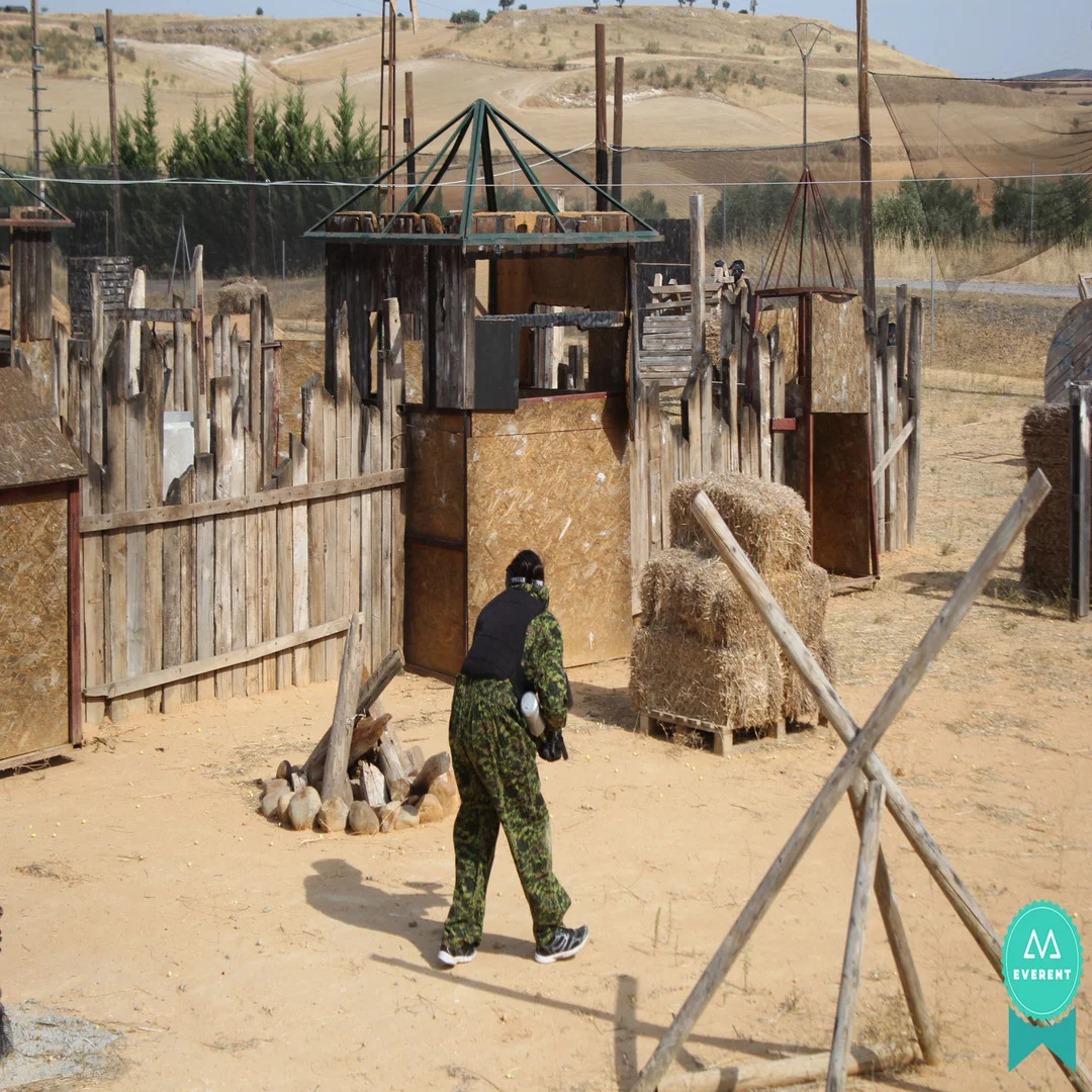 juego-paintball-ciudad-real Participante de paintball se mueve por el campo en Ciudad Real