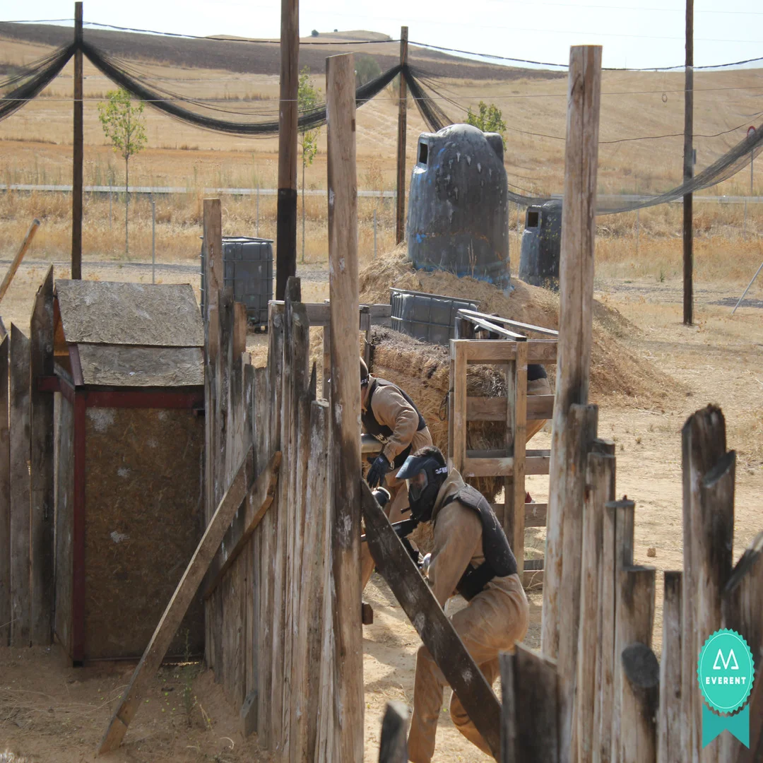 juego-paintball-ciudad-real-espana Jugadores de paintball se esconden en una partida en España