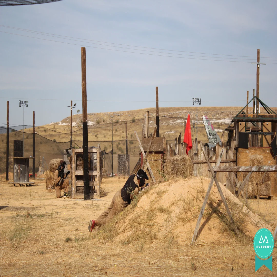 juego paintball-espana Jugadores de paintball preparados para atacar en una partida en Ciudad Real