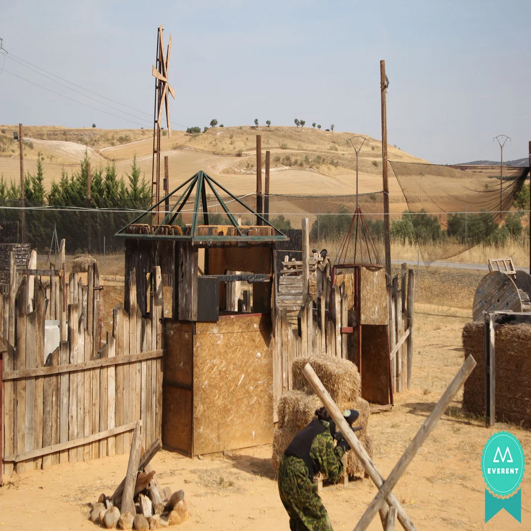 jugando-paintball-ciudad-real Jugador de paintball en plena partida en Ciudad Real