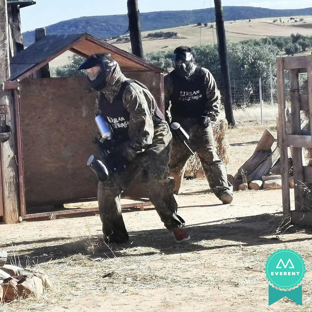 jugando-paintball-ciudad-real-espana Dos jugadores de paintball se mueven en una partida en Ciudad Real
